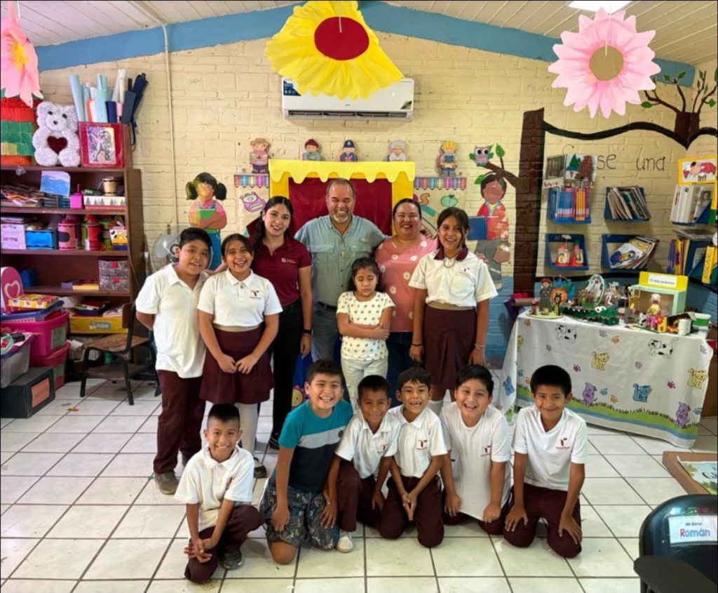 Felices y contentos en la primaria Gaspar Barrientos del poblado 601