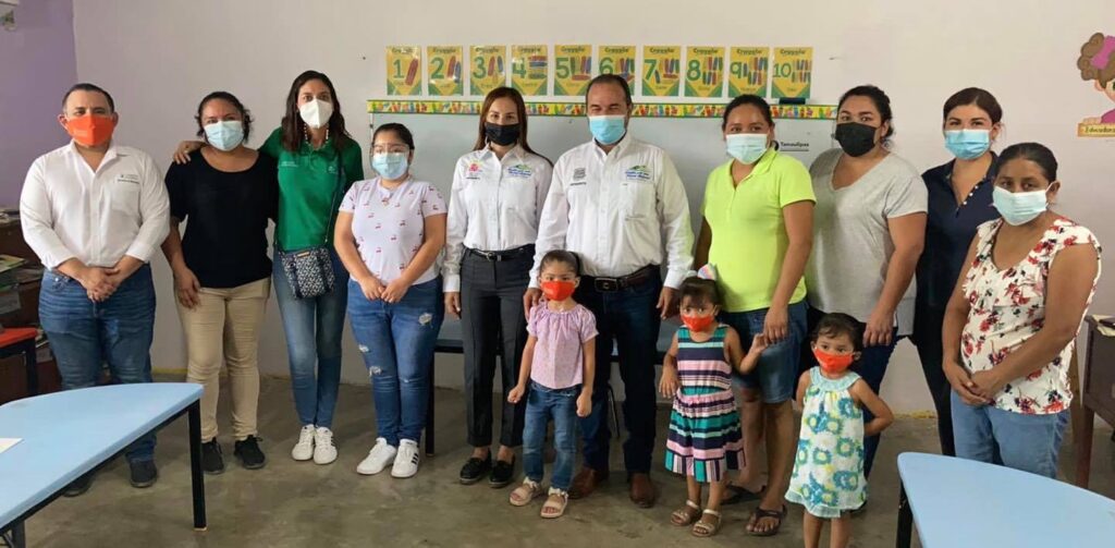 En compañía del Lic. Daniel Alvizo Calderon gerente del Grupo Pantaleon, la Lic. Dulce María Enríquez Castillo y la presidenta del DIF municipal, Alejandra Garza Pacheco