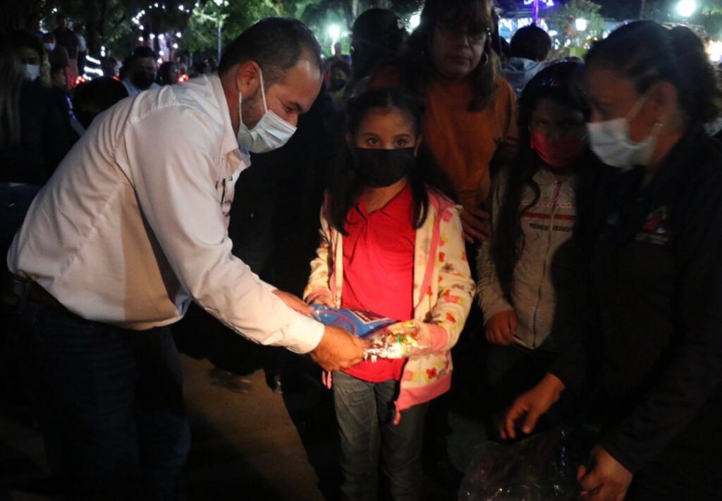 Me siento muy feliz y contento de empezar las fiestas decembrinas compartiendo el encendido del pino navideño que representa la unidad de la familias de este bello municipio