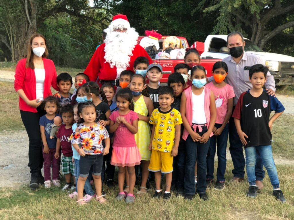 Tuve la oportunidad de estar celebrando la navidad junto a la presidenta del sistema Dif municipal la Sra. Alejandra Garza Pacheco, en el Pob. Raúl Vela ,Pob Esperanza, Rancho San Francisco, Rancho las Adjuntas y el Pob. Agustín Melgar