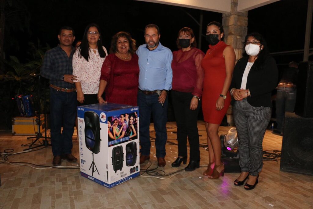 Tuvimos la oportunidad de compartir la posada navideña con el personal del ayuntamiento, con quiénes disfrutamos un rato de sana convivencia