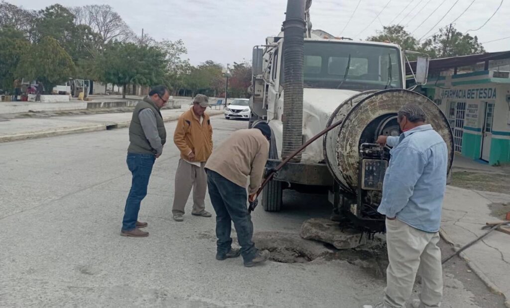 En el poblado Loma Alta los trabajos que se realizan con el camión vactor ayudan al buen mantenimiento de la líneas de drenaje
