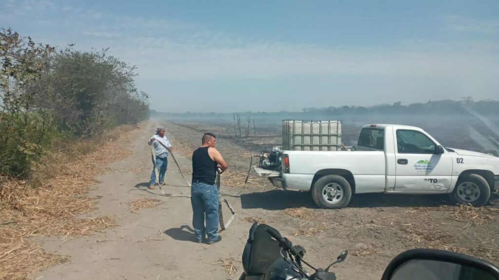 Elementos de Protección Civil siempre alertas, combaten en estos momentos un incendio a la altura del rancho La Isla