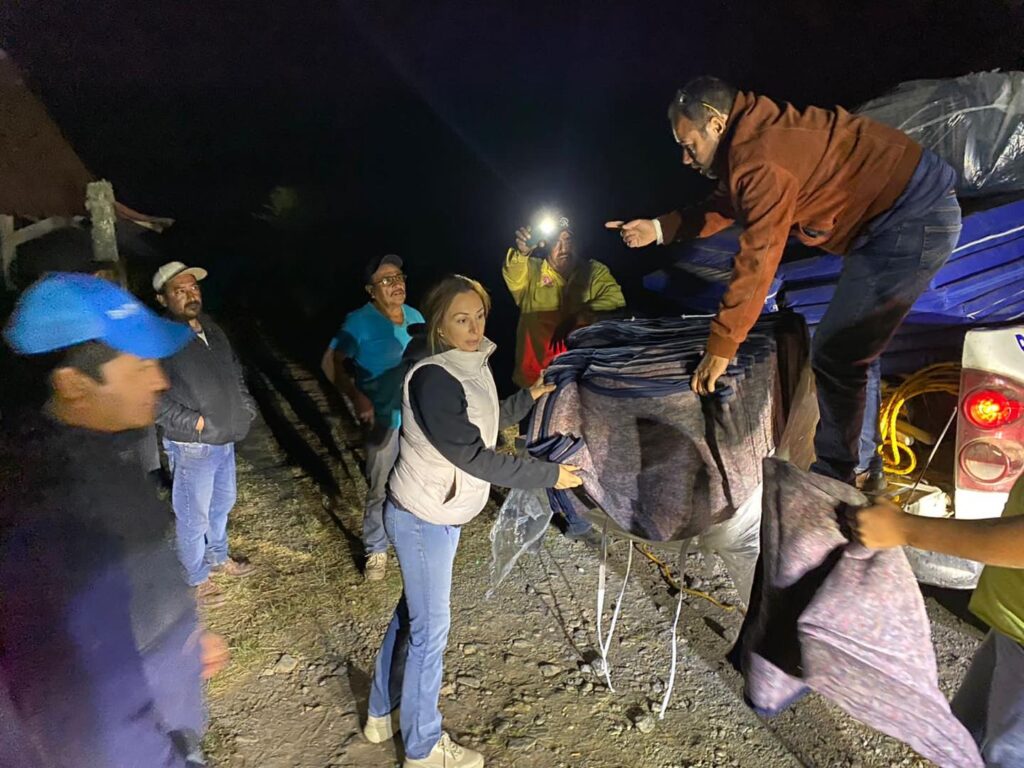 En estos momentos realizamos la entrega de colchonetas, cobijas y víveres para los voluntarios y la Guardia Nacional que se encuentran combatiendo el incendio