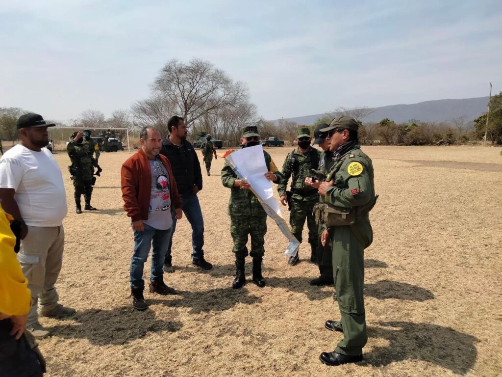 Les informo que Acaba de aterrizar un helicóptero de #FuerzaAereaMexicana en el campo deportivo del #EjSabinas el cual estará trabajando en sofocar el #IncendioForestal en la #reservadelabiosfera
