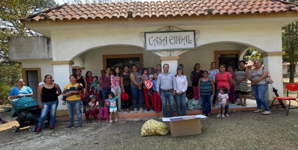 Con mucho cariño y gratitud llevamos mi esposa Alejandra y un servidor, víveres a las familias de los voluntarios