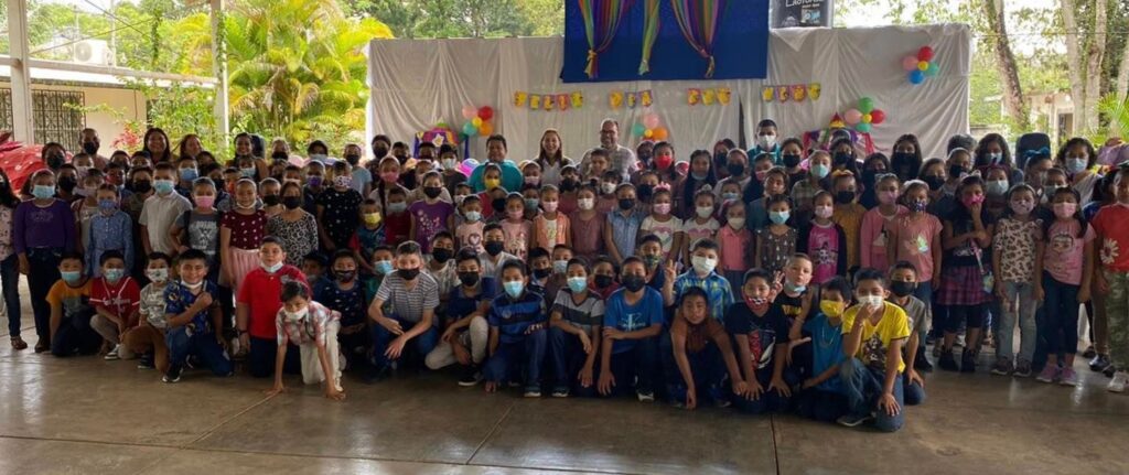 Feliz y contento con tantas sonrisas de niños y niñas de la escuela primaria Valentín Gómez Farías, a dónde fuimos invitados para ser parte de su festejo del Día del Niño