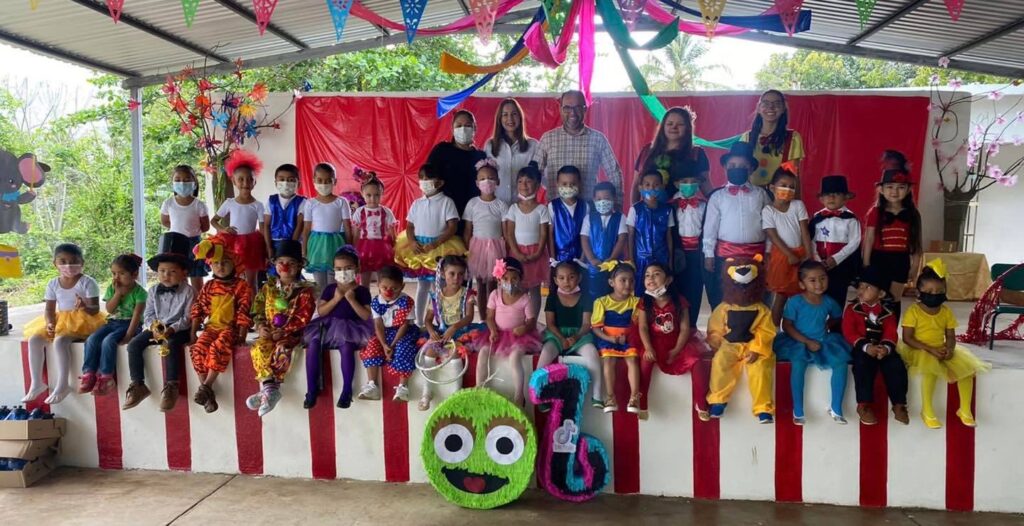 Gracias al jardín de niños Francisco I. Madero por la invitación que se nos hizo a la presidenta del DIF Municipal Alejandra Garza y a un servidor para asistir a convivir al festejo del día del Niño