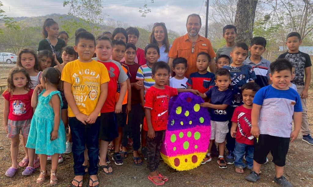 Muy contentos de poder convivir con los niños y niñas del poblado San Pedrito