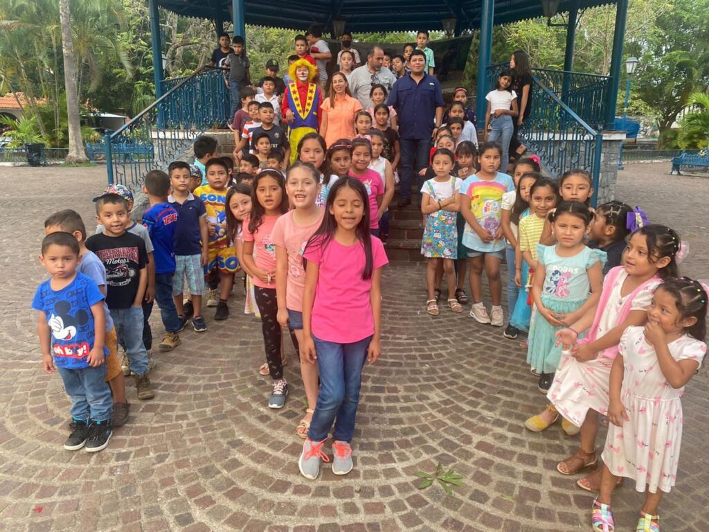Estuvimos muy felices la presidenta del sistema DIF municipal, Alejandra Garza Pacheco y un servidor, de ver tantas y tantas sonrisas de niños y mamás de esta cabecera municipal
