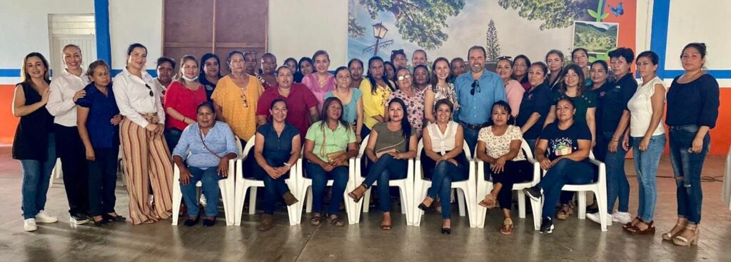 Un gusto disfrutar con las mamás trabajadoras del municipio, dónde me acompañó la presidenta del DIF municipal, Alejandra Garza