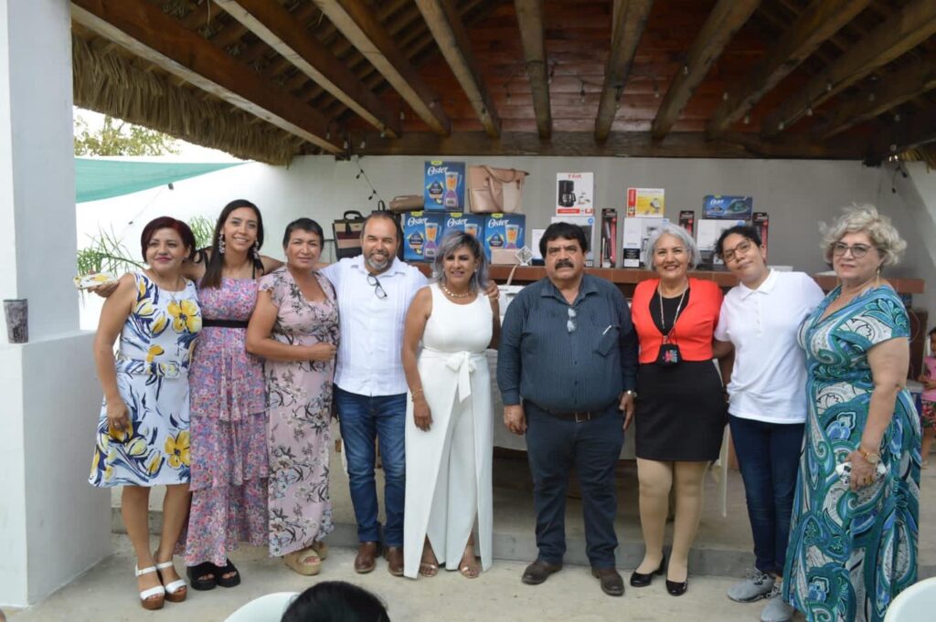 Es para mí un honor tener un momento para reconocer la labor incansable y paciencia de las educadoras que atienden a nuestros niños en preescolar