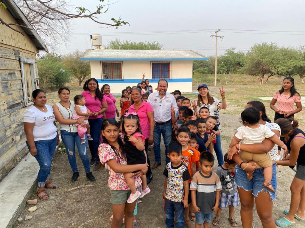 La presidenta del sistema DIF municipal, Alejandra Garza Pacheco, y un servidor, seguimos recorriendo y disfrutando con niños y mamás del municipio