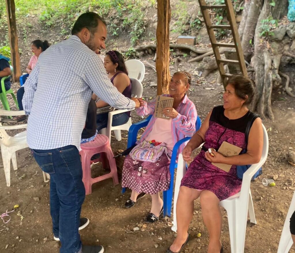 Felices y contentos de disfrutar un rato muy agradable con mamás y sus niños, en el ejido Nuevo Pensar del Campesino