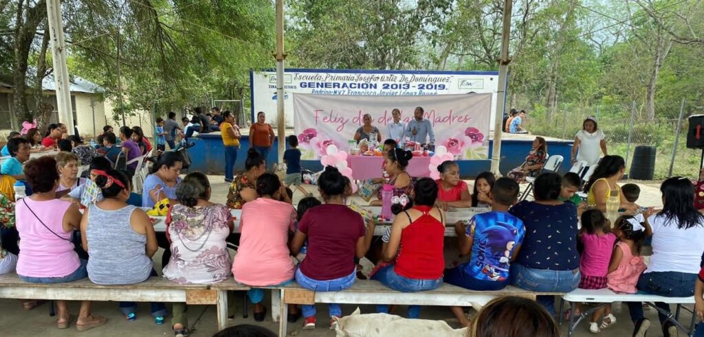 Feliz y contento de pasar un rato inolvidable en compañía de la presidenta del DIF municipal Alejandra Garza