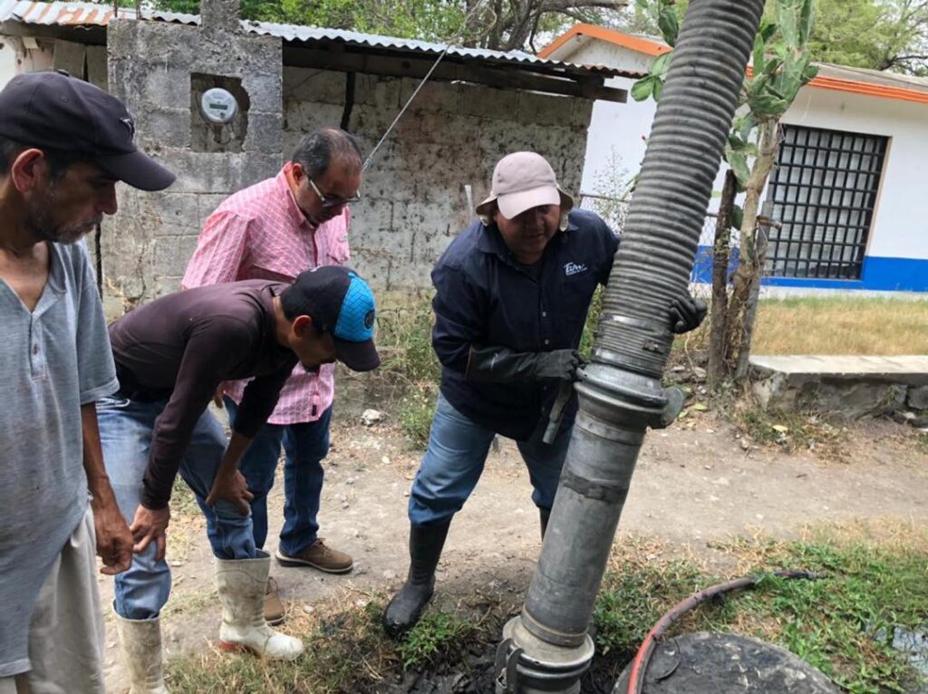 Continuamos trabajando en el cuidado de la salud, en esta ocasión en diferentes sectores del poblado Loma Alta, donde personal realiza el desazolve de tuberías y registros del sistema de drenaje