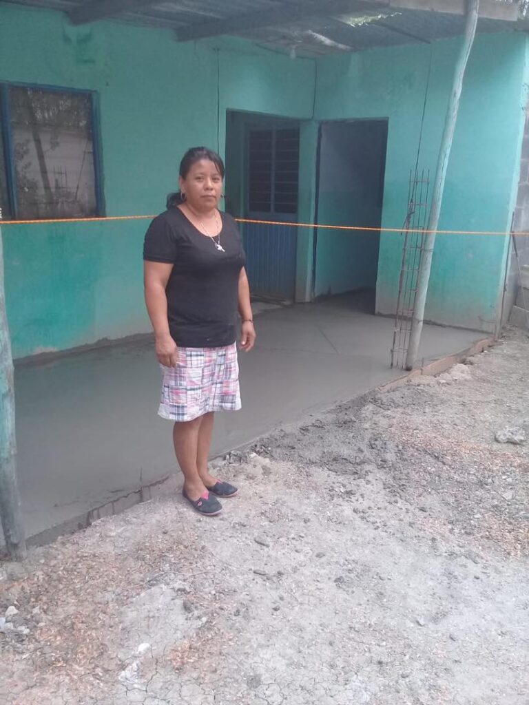 Dimos entrega del programa mejoramiento de vivienda a las familias del poblado Loma Alta, las cuales fueron beneficiadas con pisos de sus hogares