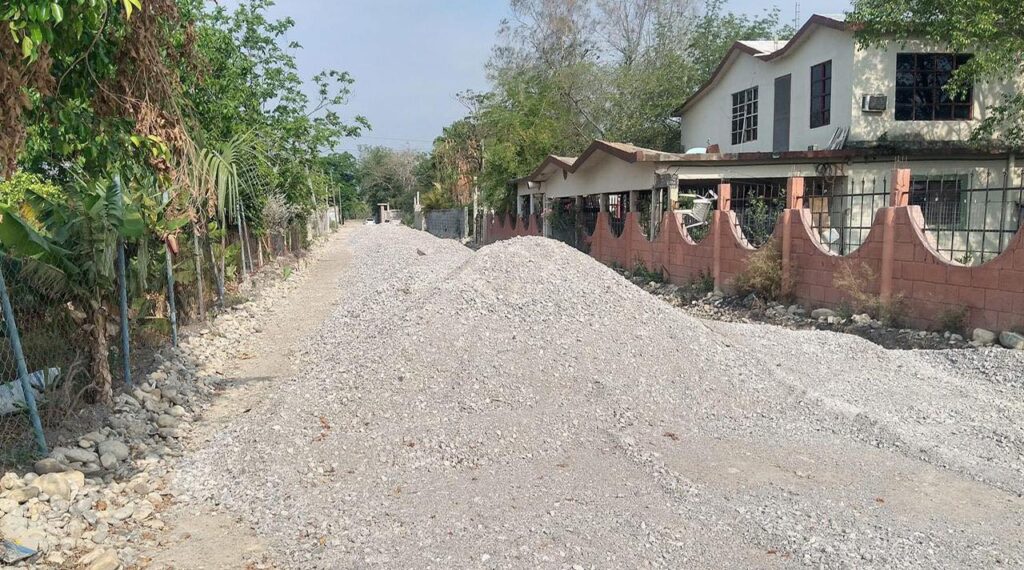 Feliz y contento de poder observar los avances en las obras de pavimentación de la calle Rosales en el poblado Loma Alta y Orquídea en la colonia 20 de Noviembre