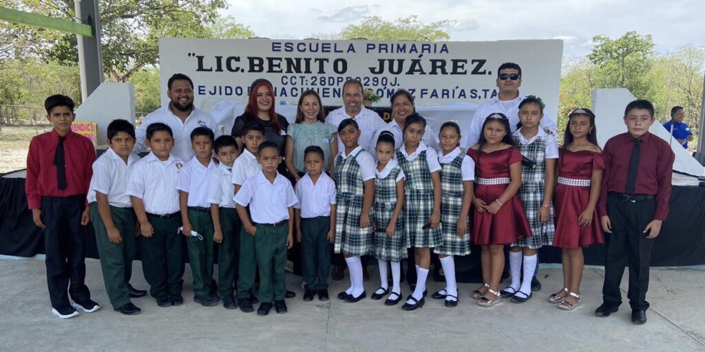 Con gran gusto tuve la oportunidad de ser padrino de generación en la escuela primaria Benito Juárez que se ubica en el ejido El Nacimiento
