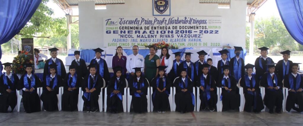 Un gusto regresar a los patios de la escuela primaria Profr. Norberto Uriegas del ejido 5 de Mayo, de la cual soy orgullosamente egresado, ahora como invitado de honor y acompañado de la presidenta del sistema DIF, Alejandra Garza Pacheco, para participar en la ceremonia de graduación
