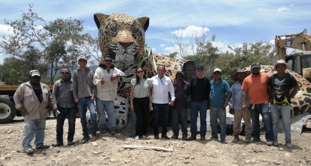 Felices y contentos por la llegada del jaguar, emblema de nuestro municipio, que será colocado en el parador turístico que se ubicará en el ejido Sabinas de Gómez Farías