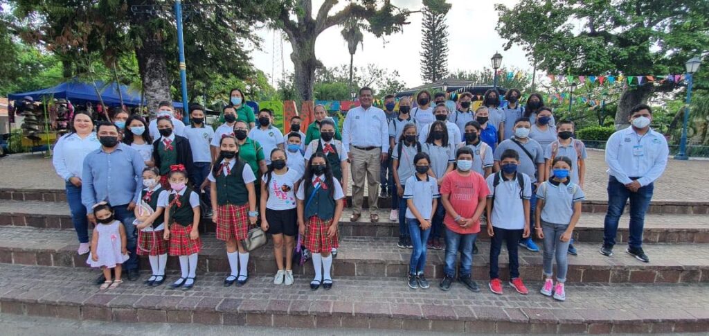 Con mucho gusto recibimos en las oficinas de la presidencia municipal la visita de los alumnos y maestros de las escuelas Norberto Uriegas