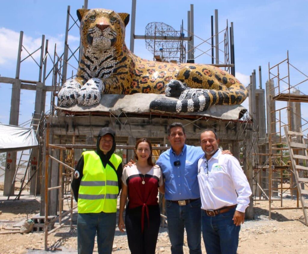 Nos sentimos muy felices y contentos, mi esposa y un servidor, de haber recibo la visita de nuestro gobernador, Francisco Javier Cabeza de Vaca; en el lugar donde se construye el parador turístico más grande del estado y que será representado por nuestro emblema: » El Jaguar»