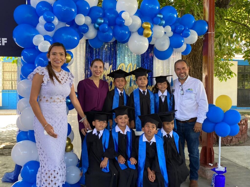 Feliz de acudir como padrino de generación de los pequeños del jardín de niños Juan Ruiz de Alarcón que se ubica en el ejido Benito Juárez.