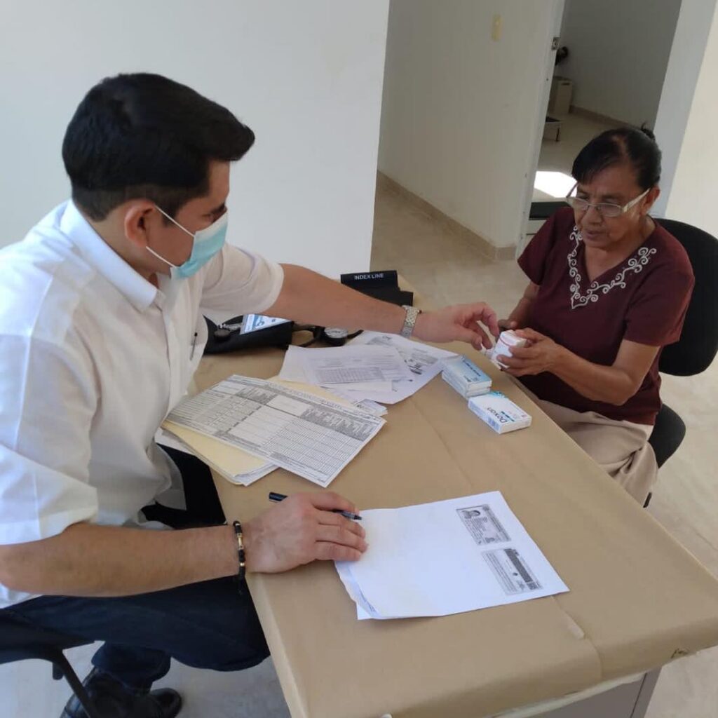 Iniciamos la semana llevando atención médica a nuestros amigos del ejido Sabinas