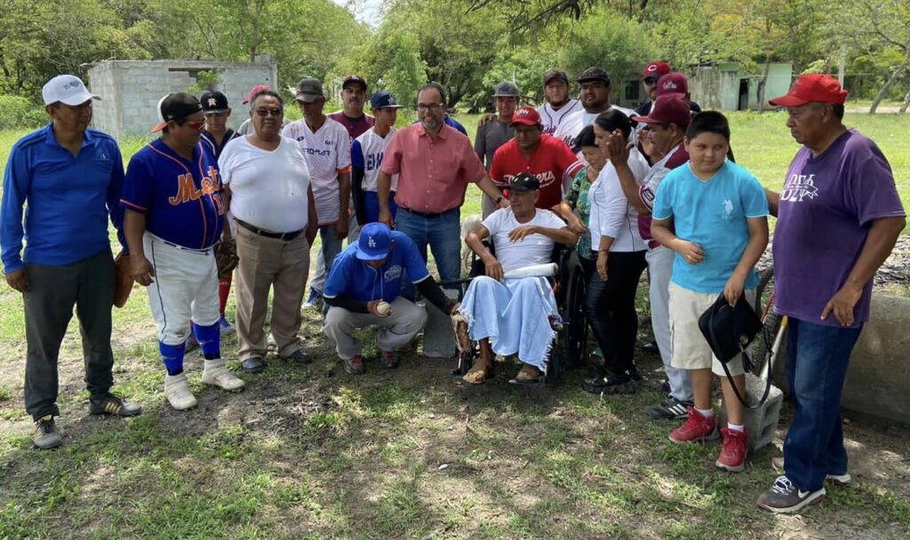 Estuvimos presentes en el juego amistoso de béisbol entre Guadalupe Victoria y 5 de mayo. con la finalidad que nuestro municipio tenga un liga municipal de béisbol
