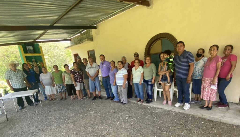 Dialoga Frank de Leon con las familias del Ejido Ojo de Agua