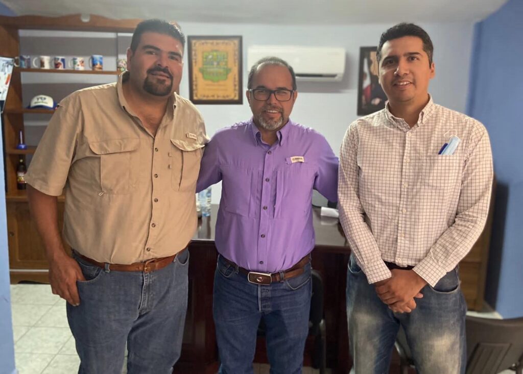 El día de hoy tuve la oportunidad de saludar al director de la secundaria técnica #25 Revolución Agropecuaria del Pob. Loma Alta, Jorge Enrique García y al secretario general Armando Castro