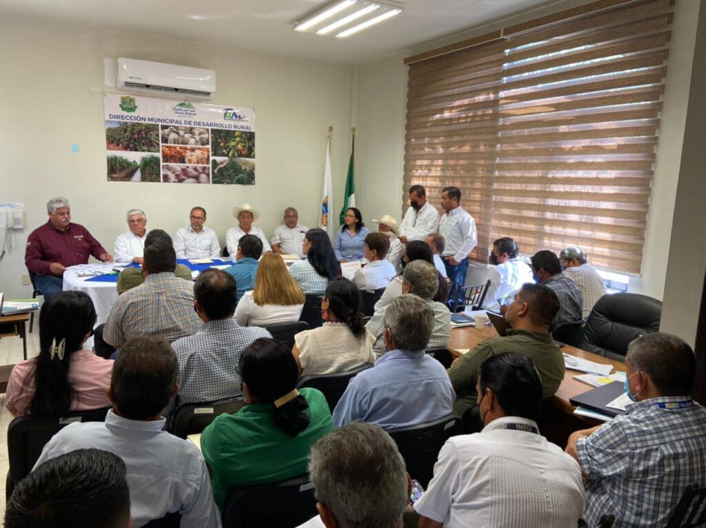 Tuve la oportunidad de reunirme con representantes y conocedores en el área de desarrollo rural sustentable, con quienes dialogué, resultando una reunión muy productiva