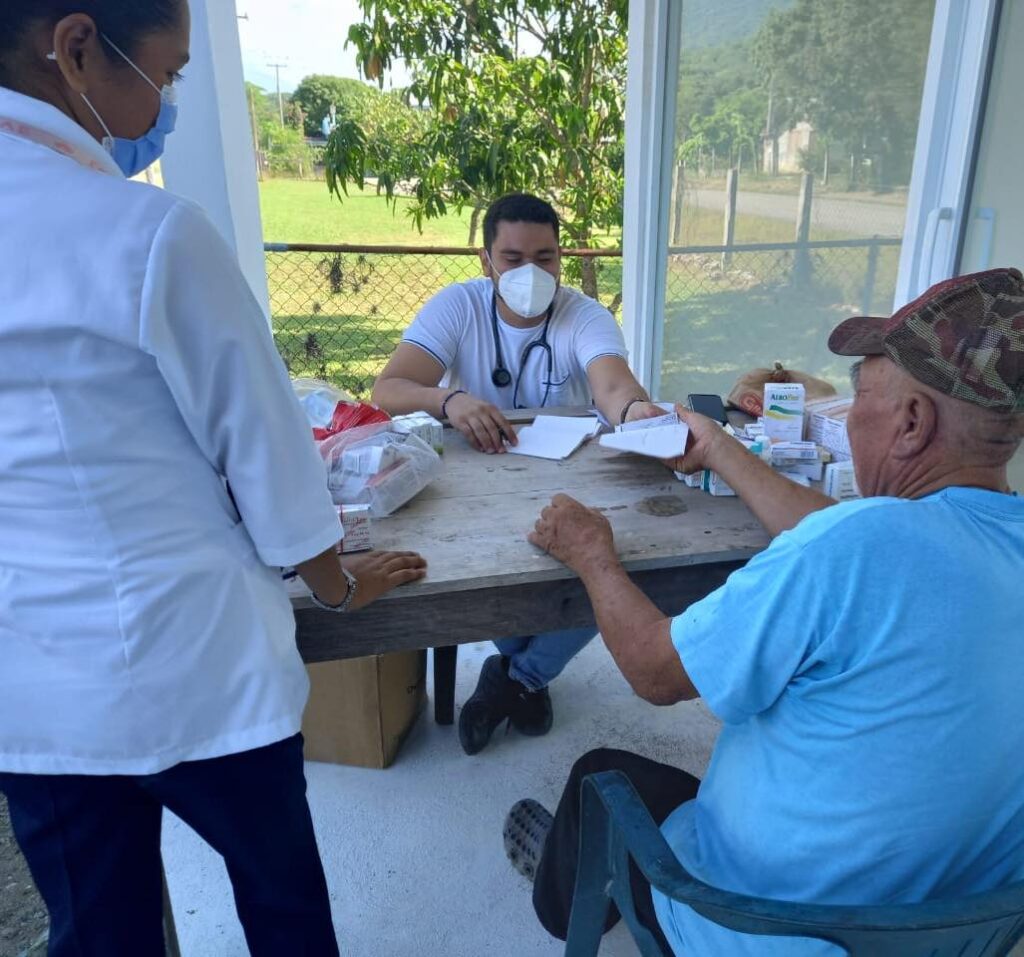 El personal de sector salud municipal sigue trabajando sin parar, en esta ocación se llevo la consulta medica gratuita al ejido Ojo de Agua