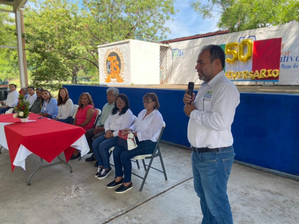 El día de hoy estuve presente en la parada cívica del 50 aniversario del Ejido Alfredo V. Bonfil, donde estuve acompañado por la presidenta del DIF municipal Alejandra Garza y miembros del Cabildo