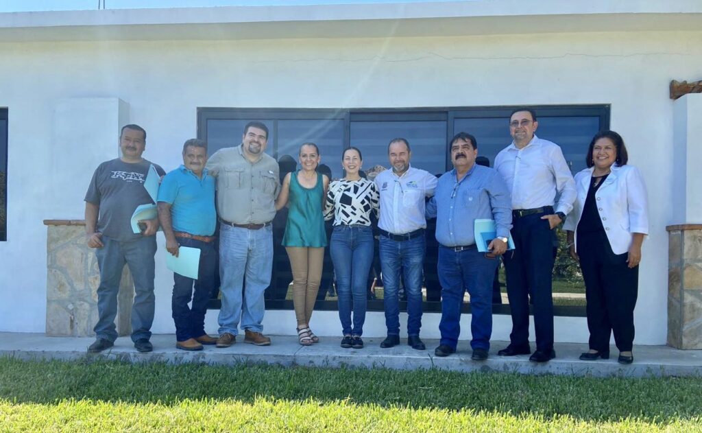 Para seguir fomentando nuestras tradiciones, la presidenta del sistema DIF municipal Alejandra Garza Pacheco, me acompañó está mañana en la reunión con directores de los niveles educativos, preescolar, primaria, secundaria y bachillerato