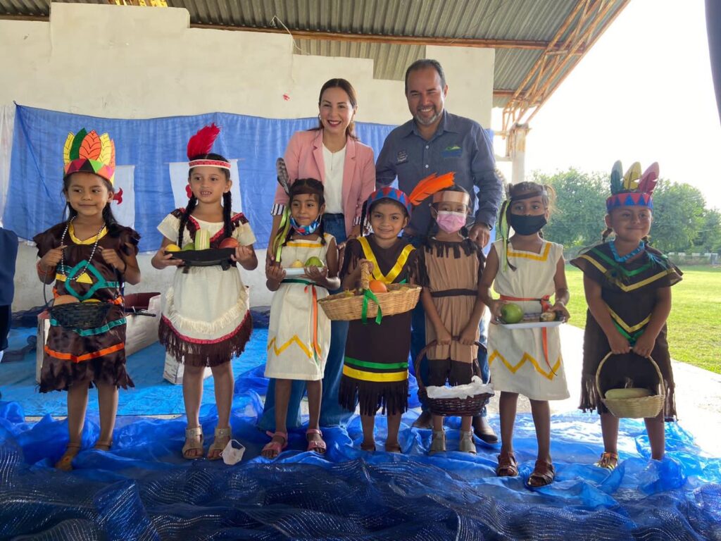 Hoy me acompañó la presidenta del sistema DIF municipal Alejandra Garza Pacheco, para asistir a la escuela primaria Norberto Uriegas, dónde maestros y alumnos realizaron la celebración del Día de la Raza