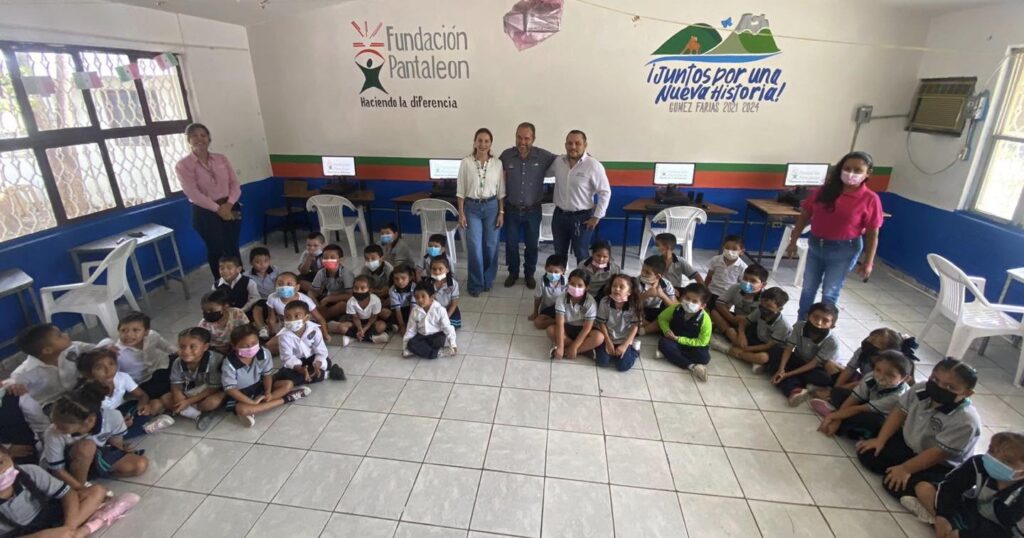 En coordinación con el Grupo Pantaleon, dimos entrega la presidenta del DIF municipal Alejandra Garza Pacheco y un servidor, equipo de cómputo a la primaria Profesor Norberto Uriegas del Ejido 5 de Mayo