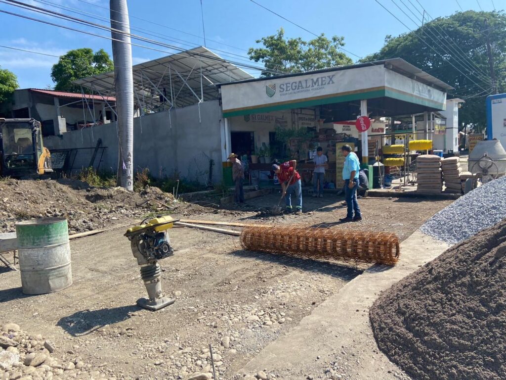 Hoy supervisé los importantes avances en la obra de ampliación de la calle Valentín Gómez Farías, en el poblado de Loma Alta en la cual estamos trabajando para garantizar una mejor vialidad