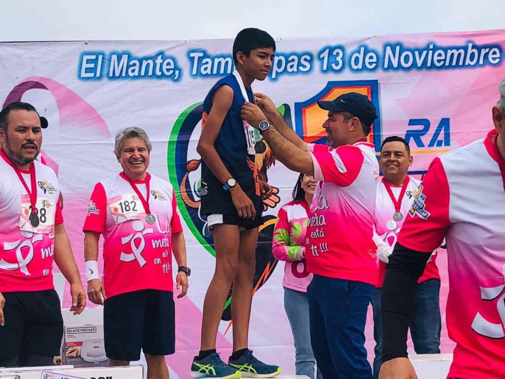 Este domingo asistimos la presidenta del sistema DIF municipal, Alejandra Garza y un servidor a la primera “Carrera del Azúcar”, organizada por la Fundación Pantaleón, donde Gómez Farías estuvo presente