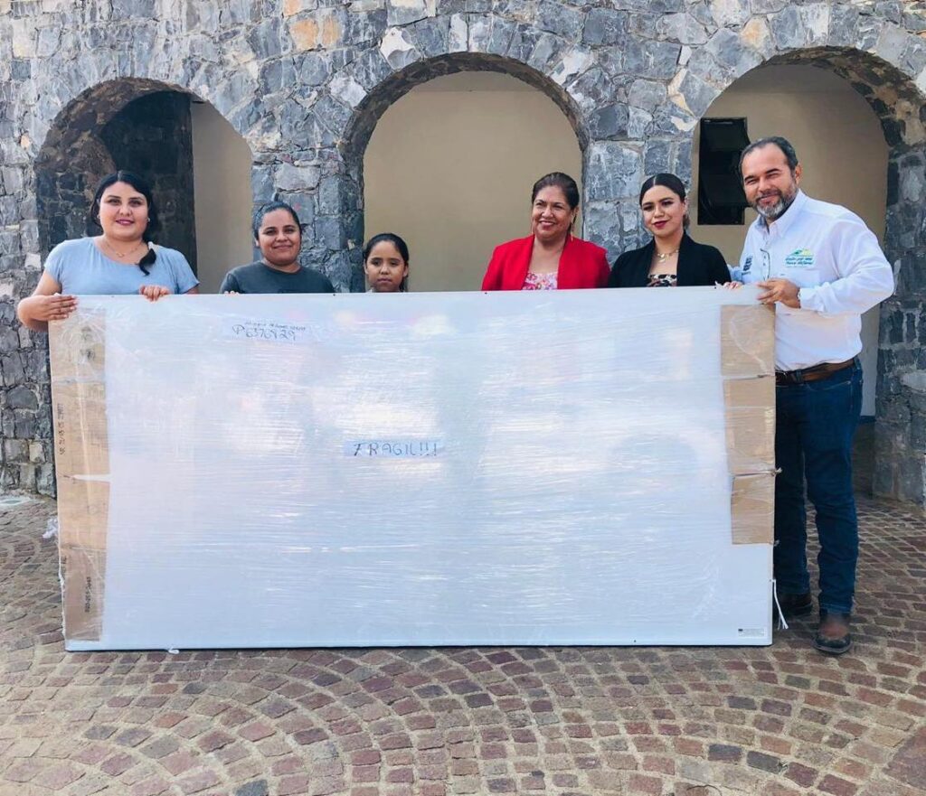 Me reuní con padres de familia y la Profra Profra. América Sosa, directora de la escuela primaria Vicente Guerrero del Ej. Nuevo Pensar del Campesino, donde entregué un pintaron que favorecerá el proceso de enseñanza- aprendizaje de los alumnos