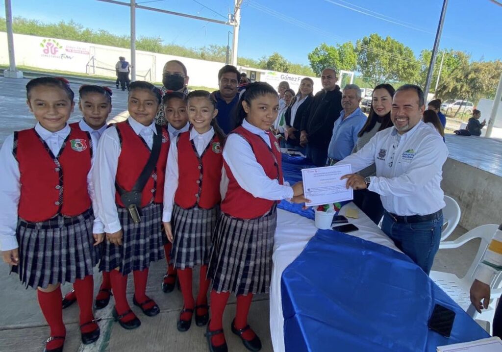 Hoy me acompañó la presidenta del sistema DIF municipal, Alejandra Garza, a presenciar el concurso de escoltas nivel primaria, etapa supervisión, del cual fue sede Gómez Farías.
