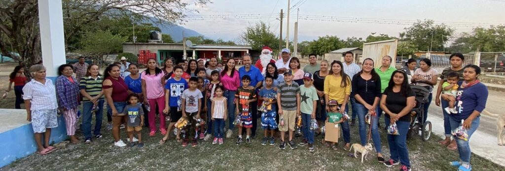 Un gusto llevar junto a mi esposa, Alejandra Garza, un bonito festejo para celebrar junto a mis amigos del ejido Emiliano Zapata el inicio de las fiestas navideñas.