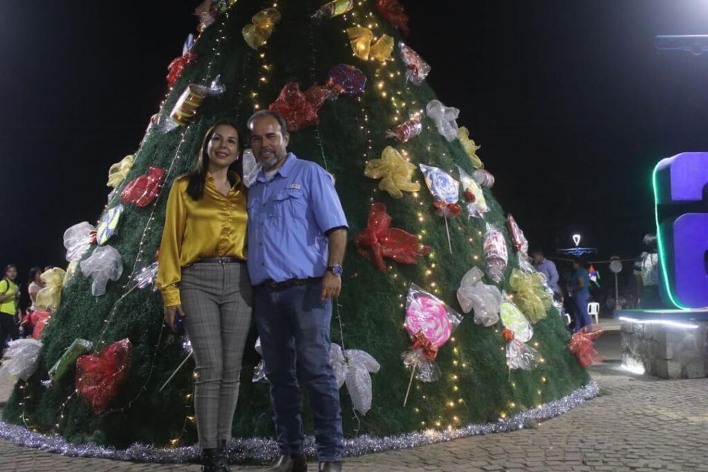 El mejor de los regalos alrededor de todo árbol de Navidad es !la presencia de familias felices!