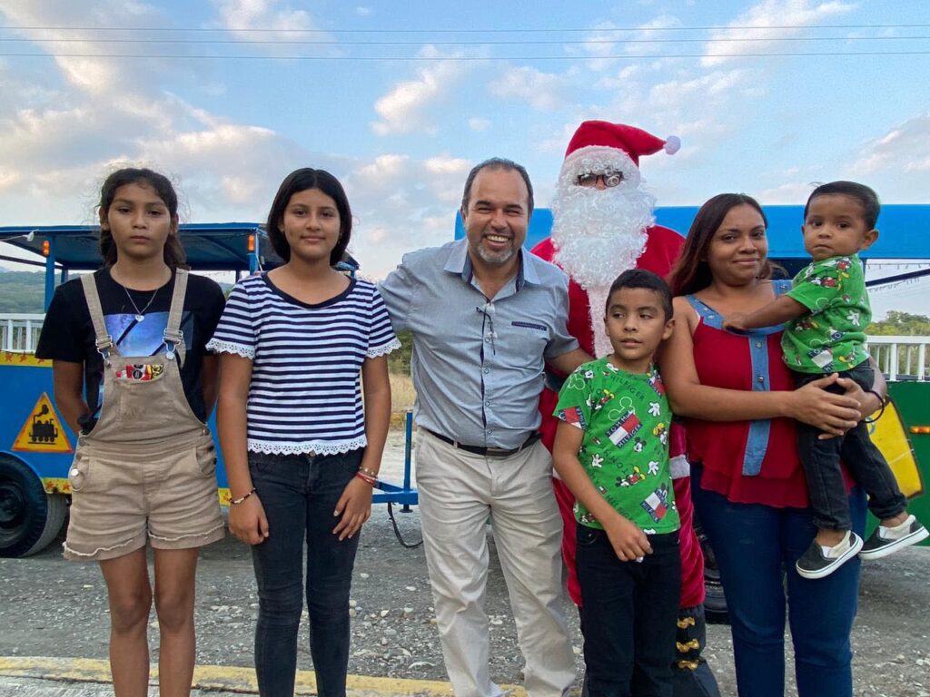 Llevamos la convivencia con motivo de la navidad hasta el poblado San Pedrito, junto a las familias abundaron los buenos deseos y la alegría que llega con estas fechas.