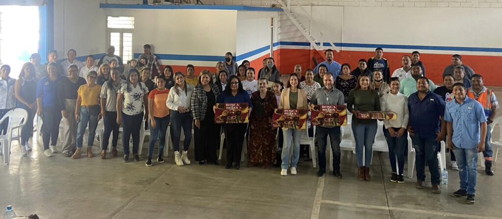 Feliz y contento de convivir con el personal de presidencia, donde la presidenta del DIF municipal Alejandra Garza y un servidor, tuvimos la oportunidad de partir la tradicional rosca de reyes.