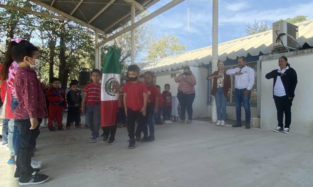 Hoy asistimos mi esposa, la presidenta del sistema DIF municipal, Alejandra Garza y un servidor al jardín de niños Valentín Gómez Farías, ubicado en el poblado de Loma Alta.