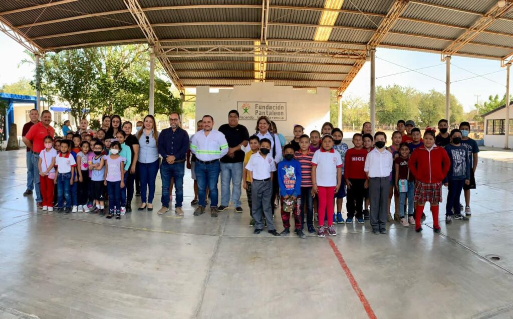 Me da mucha alegría comentarles de la inauguración del centro de cómputo en la escuela primaria Profr. Pedro Castillo, que se ubica en el ejido 5 de mayo.