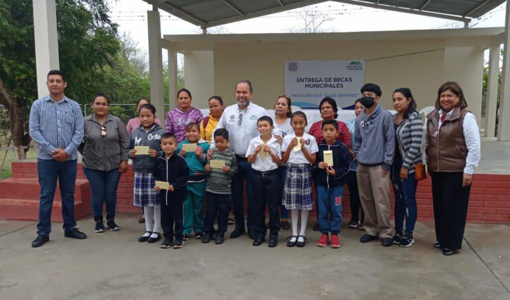 Hoy estoy muy contento de reafirmar mi gran compromiso con la educación del municipio a través del programa municipal de becas “No es de hoy, es de Siempre”