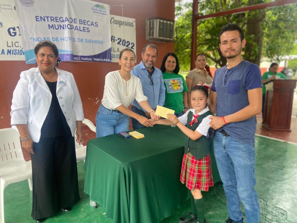 Seguimos apostándole a la educación y en esta ocasión saludamos y llevamos este estímulo económico “No es de hoy, es de siempre” a los alumnos de educación básica.